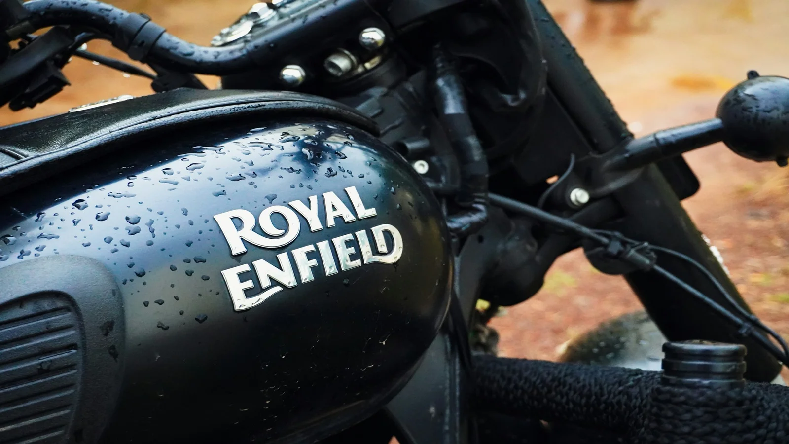 Royal Enfield Bullet 650 launched in India at Rs 3.65 lakh — Canon Black and Battleship Blue colours