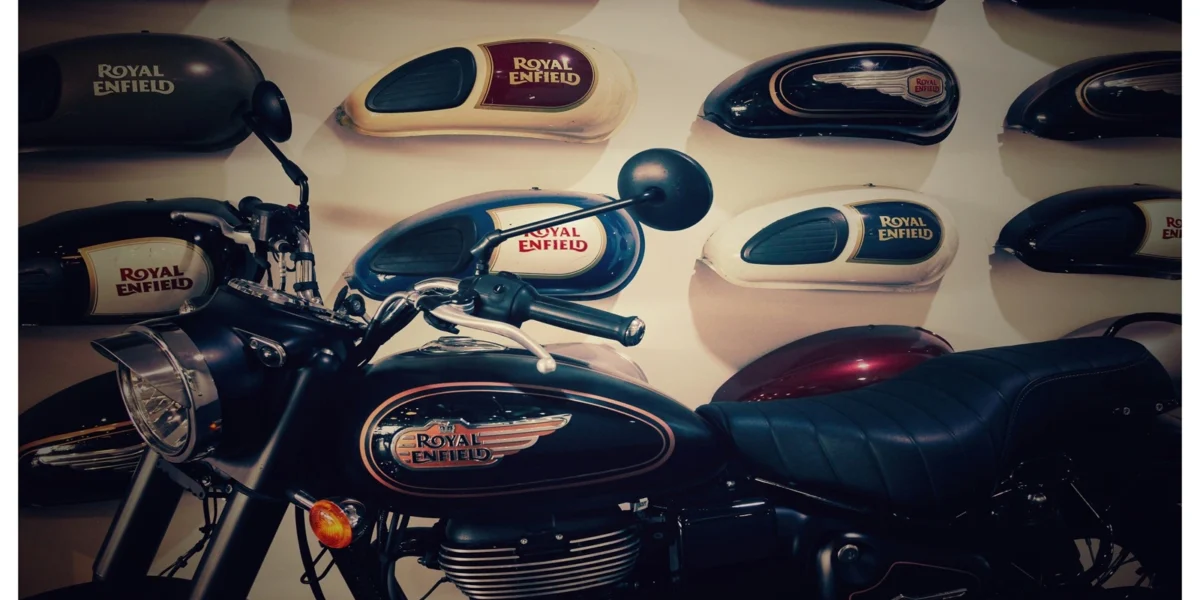 Royal Enfield Bullet 650 launched in India at Rs 3.65 lakh — Canon Black and Battleship Blue colours