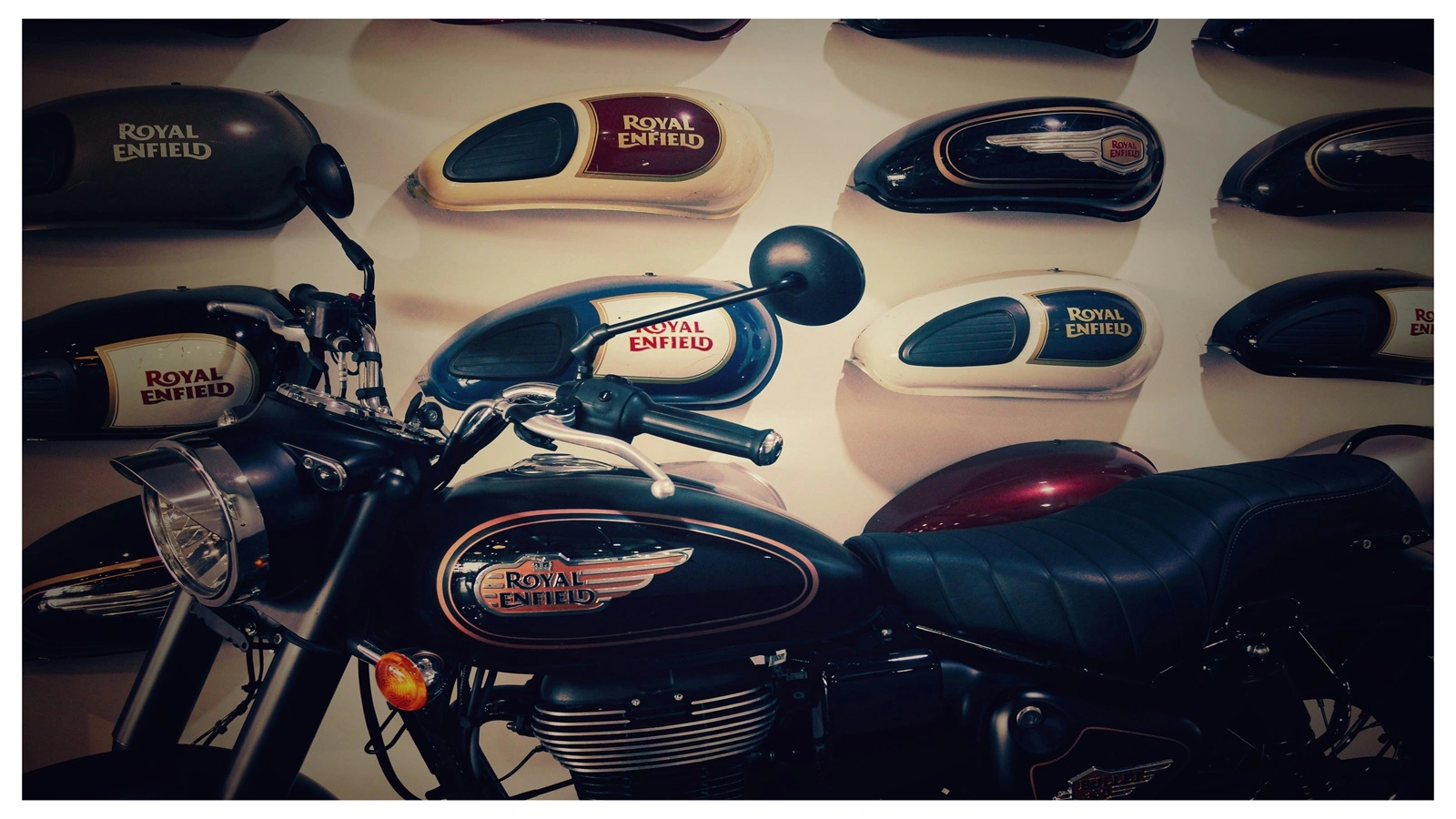 Royal Enfield Bullet 650 launched in India at Rs 3.65 lakh — Canon Black and Battleship Blue colours