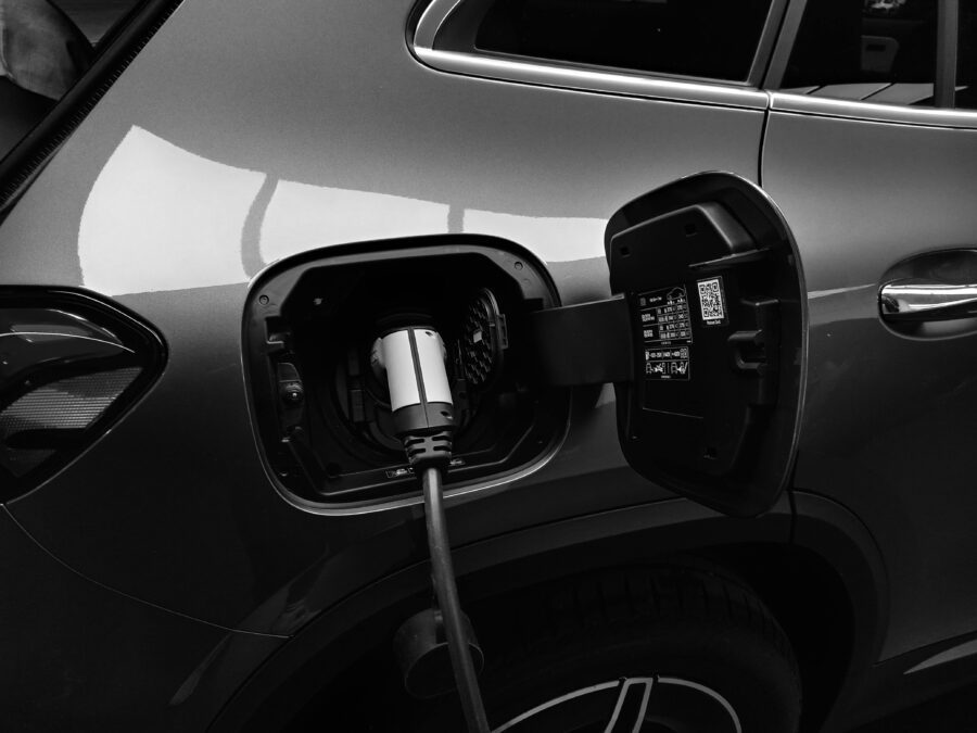 A professional infographic titled "Best Electric Cars in India 2026," showcasing upcoming EV models like the Tata Nexon EV, Mahindra BE 6e, Maruti Suzuki e-Vitara, and Tata Sierra EV at a futuristic charging hub with price and range specifications.